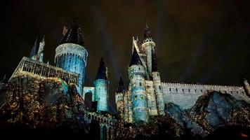 osaka, Giappone su luglio 8, 2019. un' molto bellissimo leggero mostrare a notte a hogwarts castello con il quattro dormitori. foto