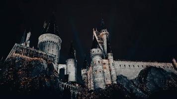 osaka, Giappone su luglio 8, 2019. un' molto bellissimo leggero mostrare a notte a hogwarts castello con il quattro dormitori. foto