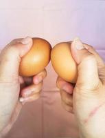 Questo è un' foto di un' mano Tenere uovo.