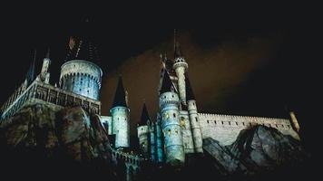 osaka, Giappone su luglio 8, 2019. un' molto bellissimo leggero mostrare a notte a hogwarts castello quello voi dovere e dovere vedere quando voi visitare universale studi Giappone. foto