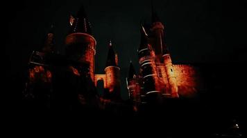 osaka, Giappone su luglio 8, 2019. un' molto bellissimo leggero mostrare a notte a hogwarts castello con il quattro dormitori. foto