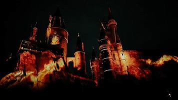 osaka, Giappone su luglio 8, 2019. un' molto bellissimo leggero mostrare a notte a hogwarts castello con il quattro dormitori. foto