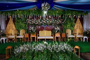 nozze decorazioni. nozze fondale con fiori e indonesiano nozze decorazioni.