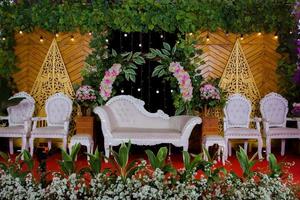 nozze decorazioni. nozze fondale con fiori e indonesiano nozze decorazioni. foto