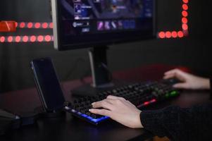 giovane femmina professionale stella filante e gamer con cuffia giocando in linea video Giochi foto