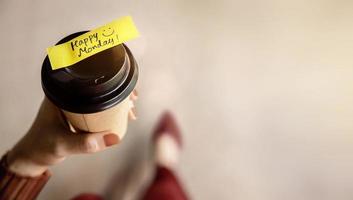 contento lunedì. felicità mente, godendo vita e inizio il giorno concetto presente di il caffè tazza. positivo Nota a partire dal un' barista. attività commerciale donna a piedi nel il Lunedi mattina. superiore Visualizza foto