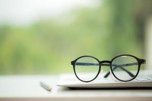 oggetto formazione scolastica verde natura sfondo con pila di antico libri o vecchio Bibbia, Aperto carta libro su di legno tavolo con copia spazio. concetto di indietro per scuola, ricerca studia foto