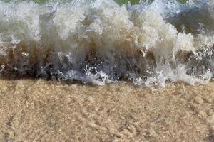 sbalorditivo indiano oceano onde a il spiagge su il Paradiso isola Seychelles foto