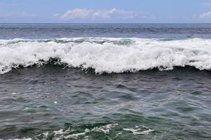 sbalorditivo indiano oceano onde a il spiagge su il Paradiso isola Seychelles foto