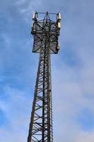 elettrico antenna e comunicazione trasmettitore Torre nel un' settentrionale europeo paesaggio contro un' blu cielo foto