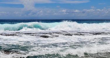 sbalorditivo indiano oceano onde a il spiagge su il Paradiso isola Seychelles foto