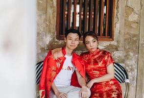 felice giovane coppia asiatica in abiti tradizionali cinesi foto