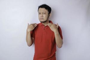 attraente asiatico uomo con mano gesto posa rifiuto o divieto con copia spazio foto