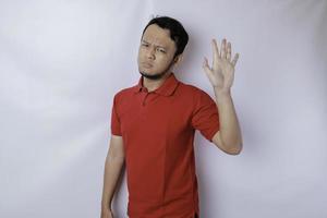 attraente asiatico uomo con mano gesto posa rifiuto o divieto con copia spazio foto