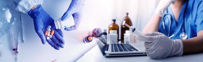 medicina medico mano Lavorando su un' pazienti raggi X scansioni digitale assistenza sanitaria e connessione con moderno virtuale schermo interfaccia icone, medico tecnologia e Rete concetto. foto