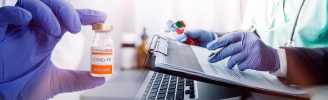 medicina medico mano Lavorando su un' pazienti raggi X scansioni digitale assistenza sanitaria e connessione con moderno virtuale schermo interfaccia icone, medico tecnologia e Rete concetto. foto