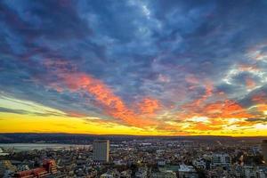 sbalorditivo colorato nuvole al di sopra di il città. varna, Bulgaria foto