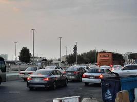 jeddah, Arabia arabia, sep 2022 - nel il sera, Là siamo grande numeri di persone e veicoli su il strade di baldo, jeddah. baldo è il principale commerciale centro di jeddah, Arabia arabia. foto