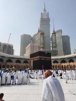 Mecca, Arabia arabia, sep 2022 - pellegrini a partire dal altro paesi siamo occupato preghiere vicino il kaaba nel Masjid al-haram nel mecca. foto