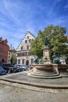 lindau, Germania - luglio 21, 2019. strade di vecchio cittadina, un' Fontana con sculture e case durante il giorno. foto