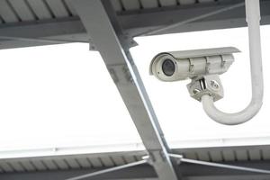 cctv sorveglianza sicurezza telecamera video attrezzatura su polo all'aperto edificio sicurezza sistema la zona controllo e copia spazio. inteligente telecamera furto protezione. foto