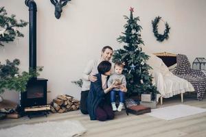 contento famiglia nel un' decorato Natale appartamento foto