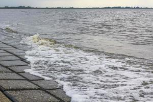 diga diga mudflat onde paesaggio nord mare costa nordenham Germania. foto