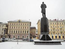 monumento per il poeta nel il primo neve nel il città parco. indietro Visualizza foto