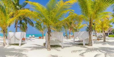 al di fuori oziare scenico, baldacchino e sedie rilassare vacanza spiaggia bar blu Paradiso cielo mare e Noce di cocco albero nel viaggio facile lento freddo rinfresco. estate costa, spiaggia baldacchino tende. lusso estate ricorrere foto