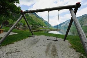 di legno swing nel terreno di gioco a Hallstatt, Austria. foto