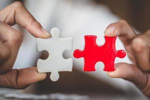 Due mani di uomo d'affari per Collegare coppia puzzle pezzo. simbolo di associazione e connessione. attività commerciale strategia. foto