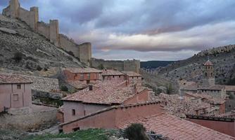 Visualizza al di sopra di il bellissimo montagna villaggio albarracina nel Spagna foto