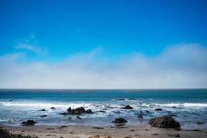 Pacifico oceano spiaggia con rocce foto