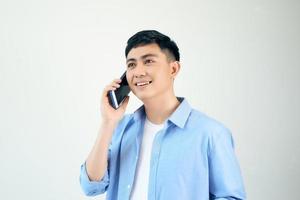 bello asiatico giovane uomo parlare su Telefono foto