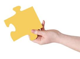 femmina mano con giallo puzzle pezzo foto