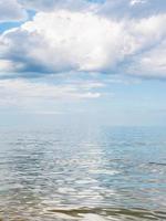 grande bianca nube al di sopra di calma acqua di azov mare foto