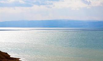 presto blu alba su morto mare costa foto