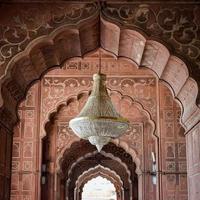 delhi, india - 15 aprile 2022 - turisti indiani non identificati che visitano jama masjid durante la stagione di ramzan, a delhi 6, india. jama masjid è la moschea più grande e forse la più magnifica dell'India foto