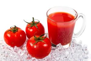 pomodoro succo su ghiaccio foto