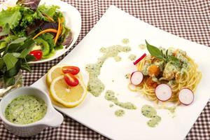 spaghetti salmone e verdura foto