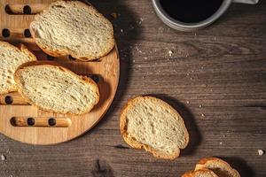 pane per colazione, con tazza di caffè al di sopra di rustico di legno sfondo con copia spazio. mattina prima colazione con caffè e brindisi. foto