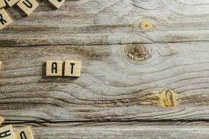 atteggiamento parola nel di legno cubo foto