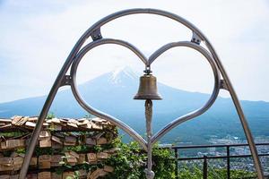 bella montagna fuji con nuvole e cielo blu in estate, il famoso punto di riferimento e luogo di attrazione dei turisti che trascorrono una lunga vacanza in Giappone, il lago kawaguchiko foto