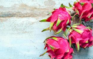 rosso Drago frutta di il genere Hylocereus appartiene per il famiglia cactacee, quale è il stesso famiglia come cactus su di legno sfondo foto