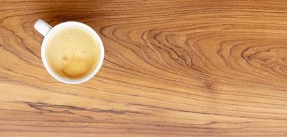 superiore Visualizza di un' caffè tazza di Americano su di legno sfondo foto