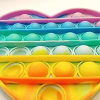 colorato spingere pop esso bolla sensoriale agitarsi giocattoli a forma di cuore e arcobaleno colorato , silicone giocattoli, anti ansia e fatica sollievo gioco. foto