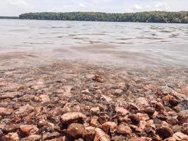 rocce in un lago foto