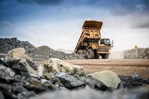 Aperto fossa il mio industria, grande giallo estrazione camion per carbone antracite. foto