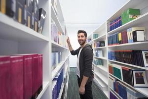 alunno studia nel scuola biblioteca foto