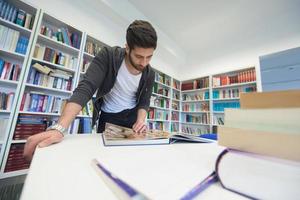 alunno studia nel scuola biblioteca foto